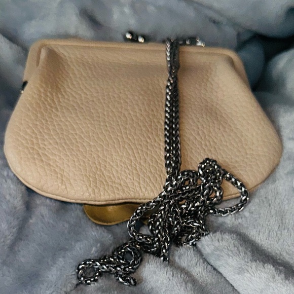 BRIGHTON BEIGE LEATHER ROSE KISSING CLOSURE CROSSBODY WHEAT CHAIN - Picture 7 of 17